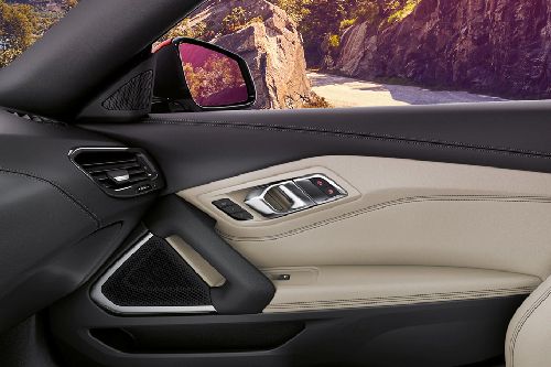 Tampak sisi penumpang Z4