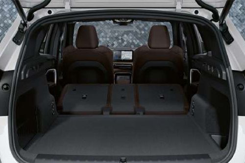 Tampak bagasi iX1 terbuka