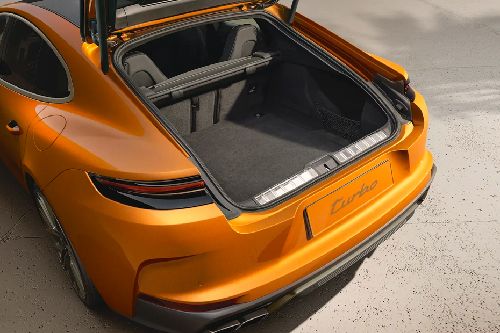 Tampak bagasi Panamera terbuka