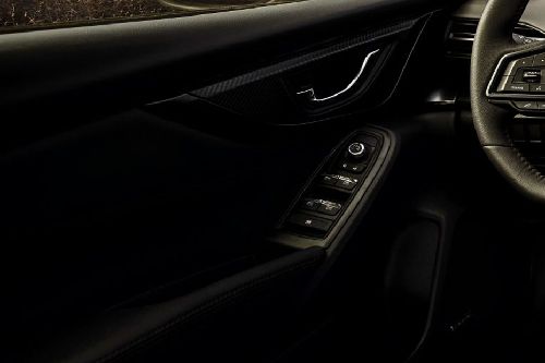 Pengendali di pintu sisi pengemudi WRX