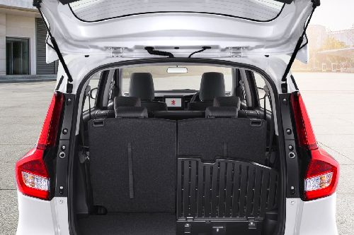 Tampak bagasi Ertiga Smart Hybrid terbuka