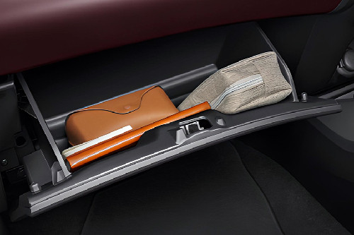 Glove box terbuka Suzuki Fronx