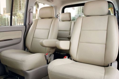 Kursi belakang Suzuki APV Luxury