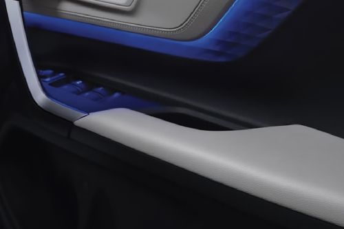 Pengendali di pintu sisi pengemudi Veloz