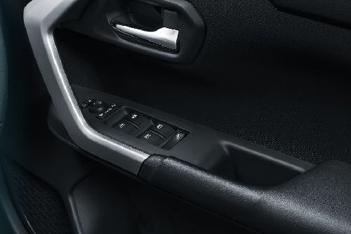 Pengendali di pintu sisi pengemudi Raize