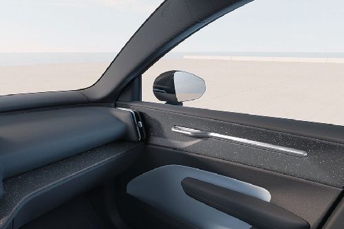 Tampak sisi penumpang EX30