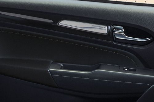door handle interior of Chevrolet Trailblazer