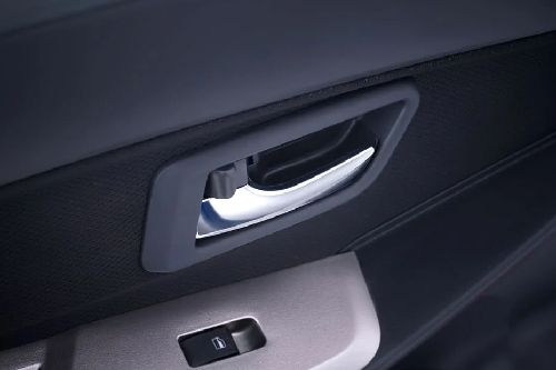 Handle pintu dalam Daihatsu Sirion