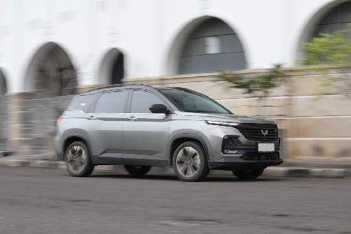 Wuling Almaz Hybrid Front Cross Side View