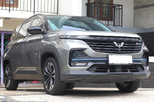 Tampak depan Wuling Almaz Hybrid, sudut rendah