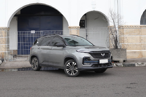 Tampak depan medium Wuling Almaz Hybrid