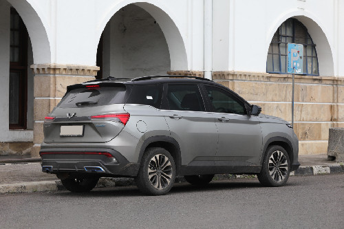 Tampak belakang sisi tengah Wuling Almaz Hybrid