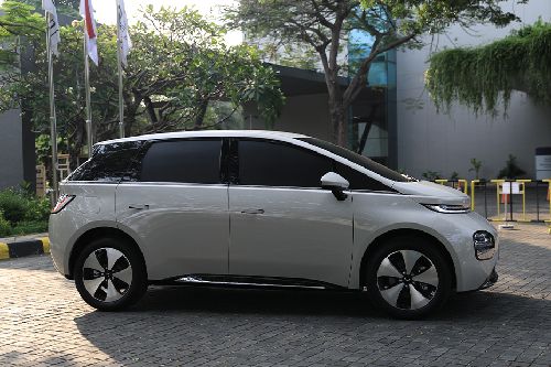 Tampak kanan Wuling Cloud EV