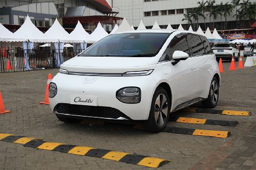 Wuling Cloud EV Front Side View