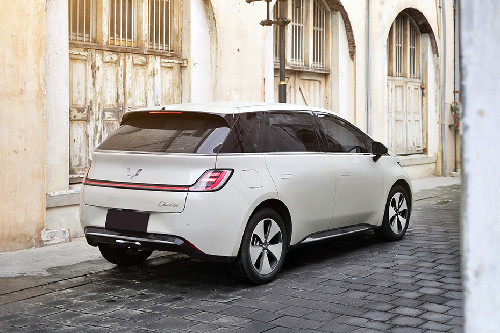 Tampak belakang Cloud EV