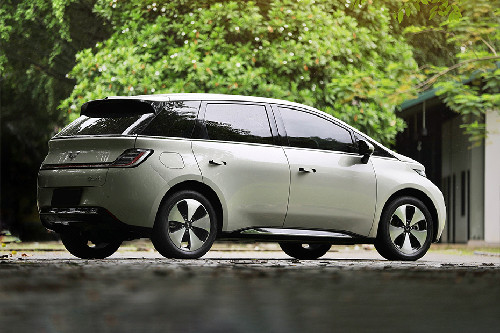 Tampak belakang sisi tengah Wuling Cloud EV