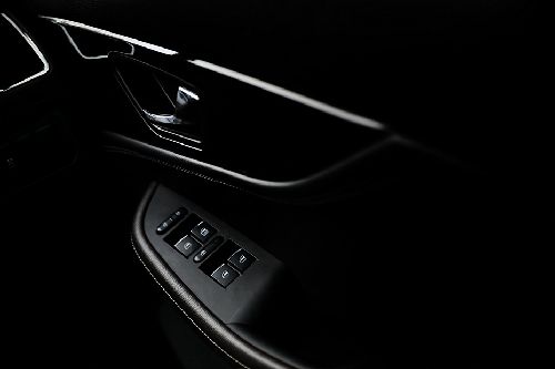 Pengendali di pintu sisi pengemudi Glory 560