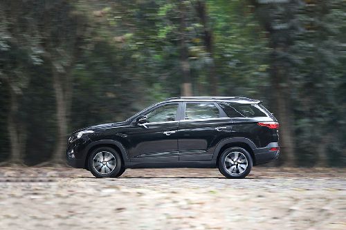 DFSK Glory 560 Front Side View