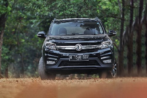 Tampak depan DFSK Glory 560, tilted