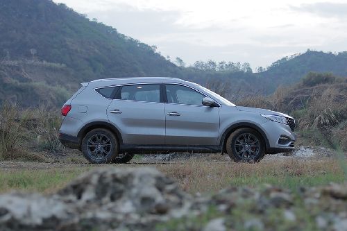 Tampak kanan DFSK Glory i-Auto