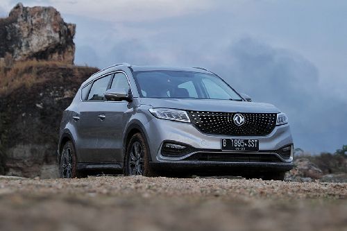 Tampak depan Glory i-Auto, sudut rendah