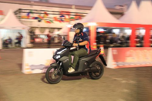 Tampak belakang kanan serong Gesits Electric