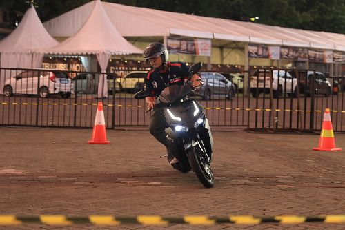 Tampak depan serong atas Gesits Electric