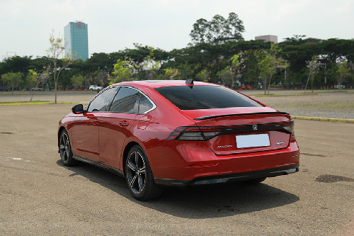 Tampak belakang tengah Accord