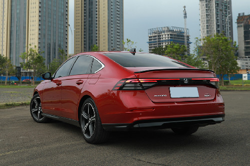 Tampak belakang tengah Accord