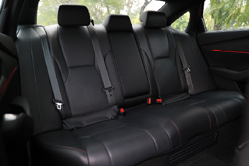 Kursi belakang Honda Accord