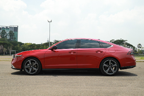 Tampak samping Accord