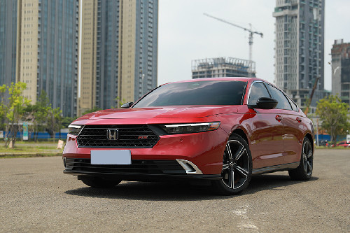 Tampak depan Honda Accord, tilted