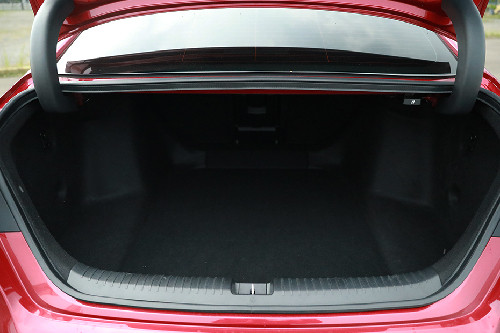 Tampak bagasi Honda Accord terbuka