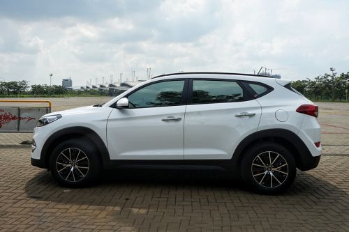 Tampak samping Tucson (2016-2019)