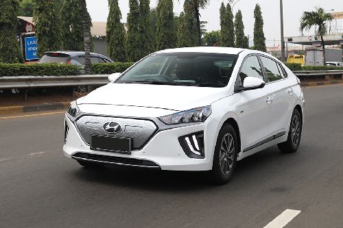 Hyundai Ioniq Front Side View
