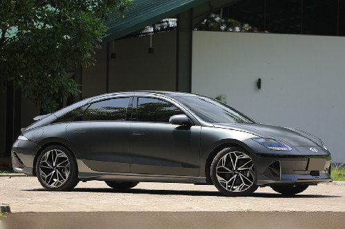 Hyundai Ioniq 6 Front Cross Side View