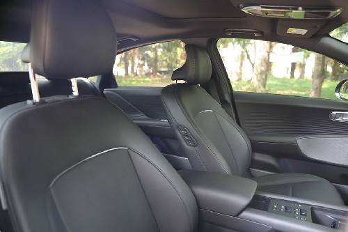 Kursi depan Ioniq 6