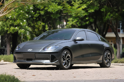 Hyundai Ioniq 6 Front Side View