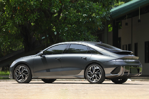 Tampak belakang serong Ioniq 6