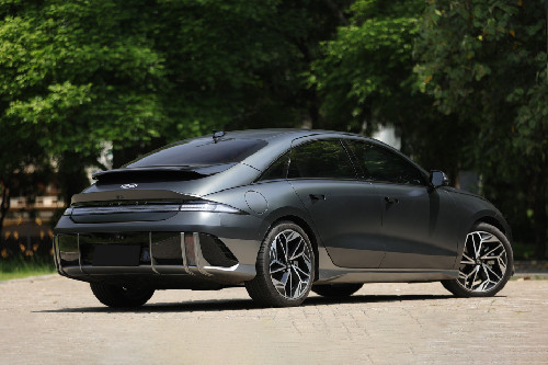 Tampak belakang sisi tengah Hyundai Ioniq 6