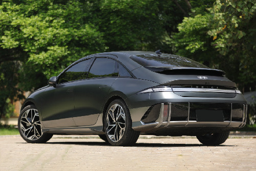 Tampak belakang tengah Ioniq 6