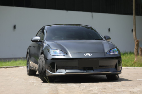 Tampak depan Hyundai Ioniq 6, tilted