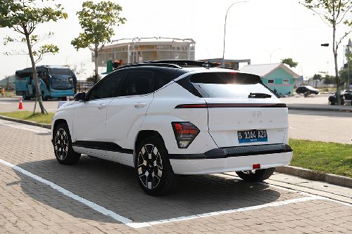 Tampak belakang serong Tampak belakang serong Kona Electric