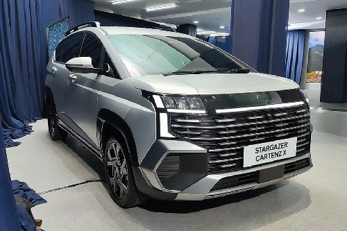 Tampak depan medium Hyundai Stargazer Cartenz