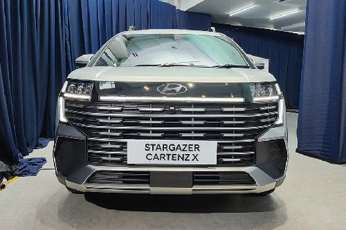 Full Front View Full Front View of Hyundai Stargazer Cartenz