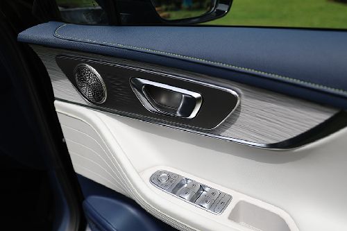 Pengendali di pintu sisi pengemudi E5