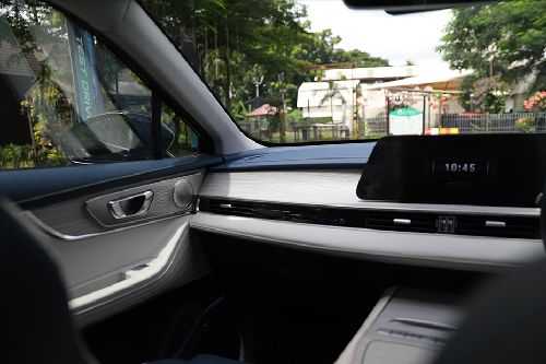 Tampak sisi penumpang E5