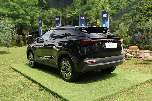 Tampak belakang tengah E5