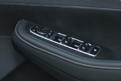 Pengendali di pintu sisi pengemudi OMODA 5 GT