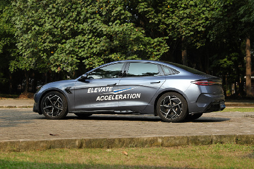 Tampak belakang serong Seal